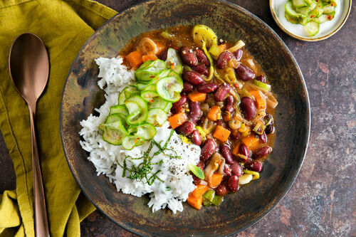 Karibisches Bohnen-Gemüse-Ragout vegan mit Kokosjoghurt und Limette