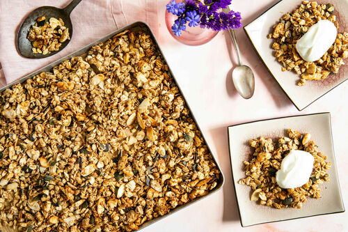 Special: Kerniges Apfel-Dattel-Granola mit Walnüssen, Mandeln und Ahornsirup