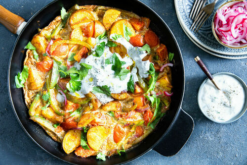 Indische Kartoffel-Gemüse-Frittata mit Korianderjoghurt und süßsauren Zwiebeln