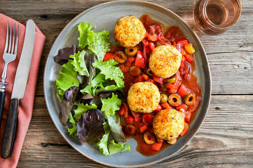 Blumenkohl-Mozzarella-Knödel mit Paprika-Oliven-Sauce und Salat