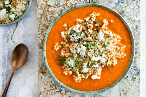 Marokkanische Karotten-Paprika-Suppe mit Perlencouscous und Feta-Walnuss-Topping
