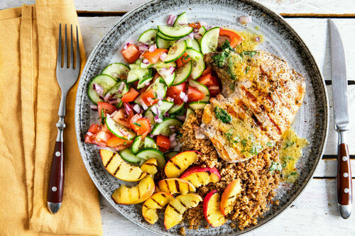 Schweinekotelett mit gegrilltem Pfirsich dazu Tex-Mex-Quinoa und Salat
