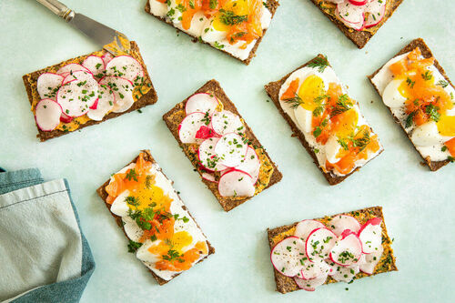 Special: Stulle de luxe mit Lachs und Ei und mit Radieschen und Kräutern