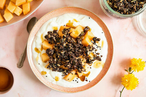 Special: Schoko-Kürbiskern-Granola mit Cantaloupe-Melone und Joghurt
