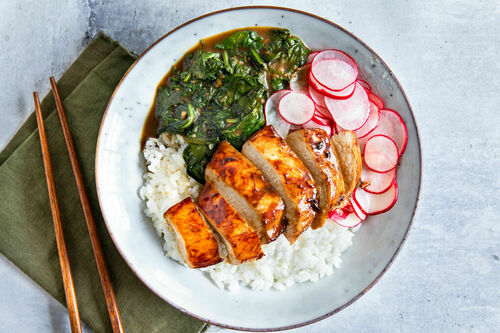 Teriyakidon mit Hähnchen und Spinat mit Sushireis und eingelegten Radieschen