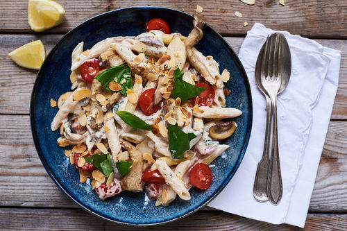 Cremige Soja-Pilz-Penne mit Kirschtomaten und Mandeln