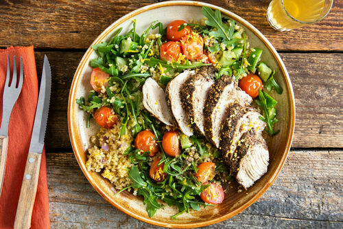 Za’atar-Hähnchenbrustfilet mit Kirschtomaten auf Rucola-Gurken-Bulgur