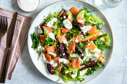 Rote-Bete-Lachs-Salat mit Apfel und saurer Sahne