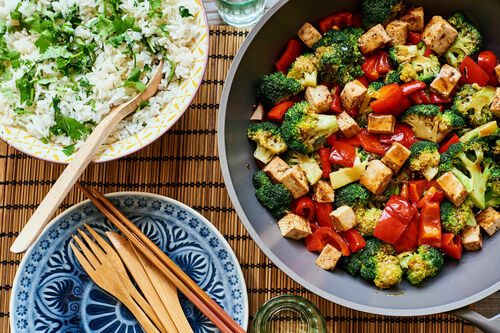 Hoisin-Tofu mit Paprika und Brokkoli dazu Reis mit Sesamöl und Koriander