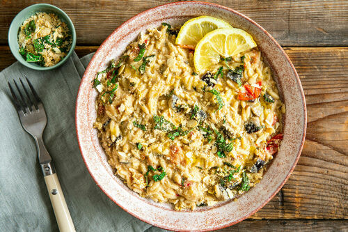 Risoni und Auberginen-Tomaten-Gemüse in veganer Mandelcreme mit Minze und Zitrone