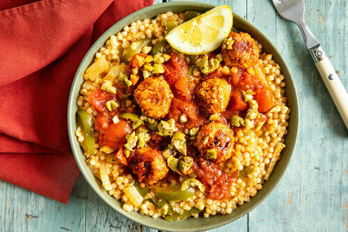 „Hackbällchen“ auf Perlencouscous Paella-Style mit Paprika und Fenchel