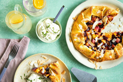 Special: Nektarinen-Pflaumen-Galette mit Minze und Crème fraîche