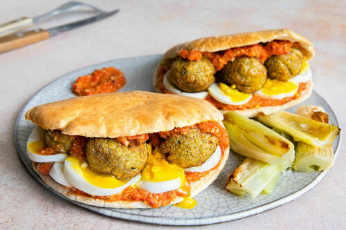 Falafel und gekochtes Ei mit geröstetem Lauch, Romesco und Pitabrot