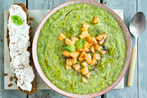Gurken-Melonen-Gazpacho dazu Ziegenkäse-Crostini mit Basilikum