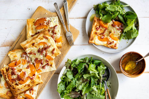 Fruchtiger Speck-Flammkuchen mit Aprikosen und Salat