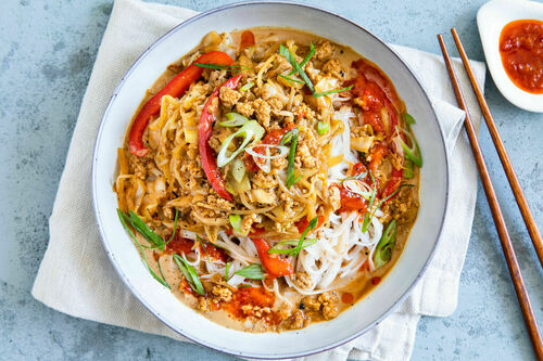 Scharfes „Dan-Dan“-Hack vom Schwein mit Reisbandnudeln und Gemüse