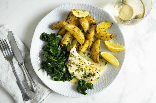 Seelachsfilet in Zitronensauce mit Spinat und pikanten Ofenkartoffeln