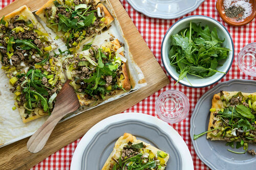 Herzhafte Hackfleischtarte mit Lauch und Rucola