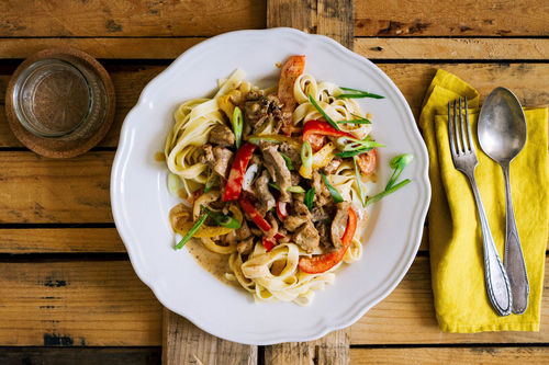Rahm-Schweinegeschnetzeltes mit Paprika und Tagliatelle