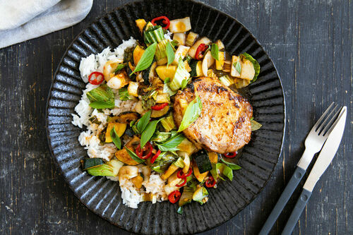 Schweinesteak asiatische Art mit Pak Choi, Zucchini und Reis