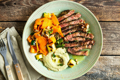 Rindersteak mit Zucchini-Hummus Low Carb mit Karotten-Zucchini-Salat