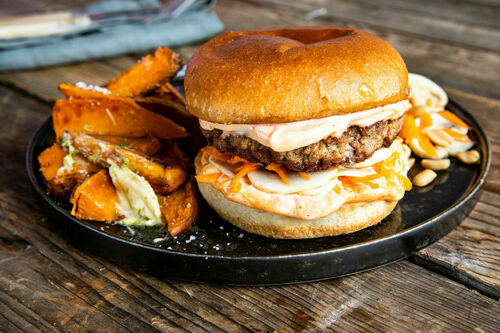Vietnamesischer Burger mit Süßkartoffeln und Champignon-Karotten-Salat