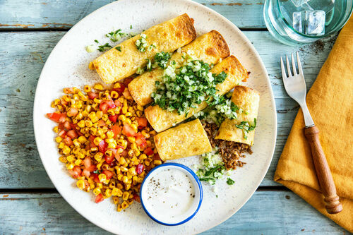 Taquitos mit gemischtem Hack und Käse dazu Tomaten-Mais-Salat und Joghurtdip