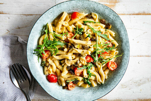 Torchiette mit Thunfischsauce garniert mit frittierten Kapern