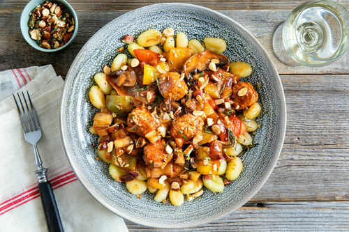 Vegane „Hackbällchen“ in Tomatensauce auf knusprigen Rosmarin-Gnocchi