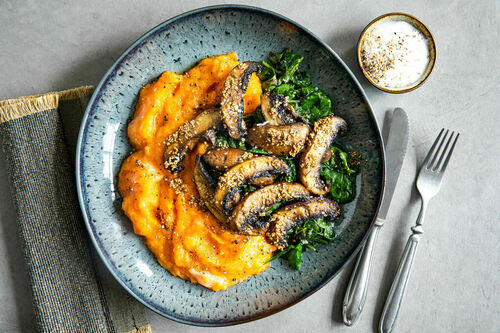 Sesam-Masala-Portobellos mit Knoblauchspinat und Süßkartoffelpüree