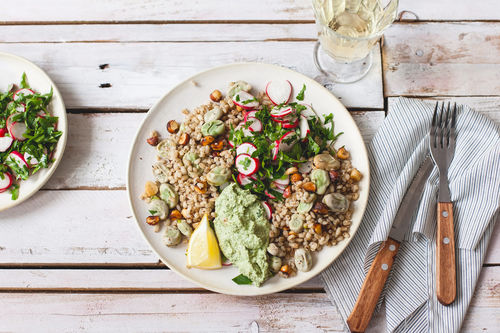 Salat aus Perlgraupen und dick Bohnen mit Haselnüssen und Minzcreme
