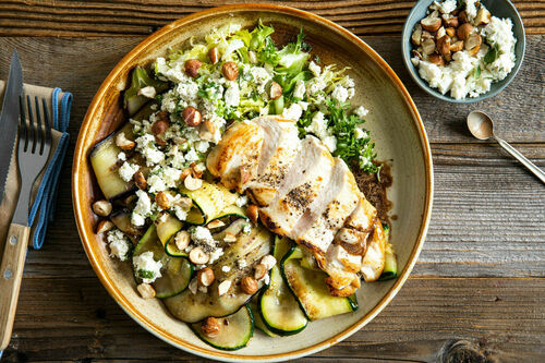 Würziges Oregano-Hähnchen dazu mediterranes Gemüse mit Feta und Nüssen