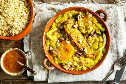 Aprikosen-Hähnchen-Tajine mit Fenchel mit Oliven und Bulgur