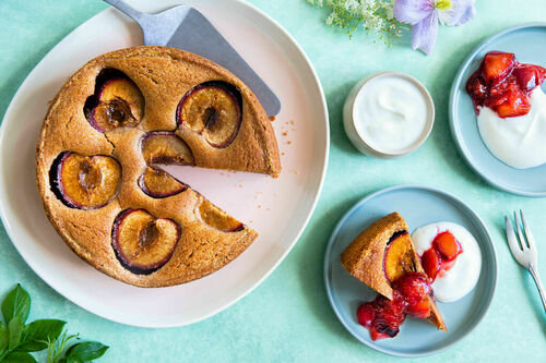 Special: Saftiger Pflaumenkuchen mit Nektarinenkompott und Joghurt