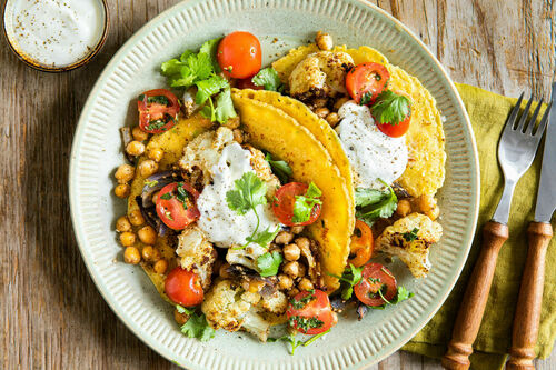 Indische Kichererbsenpfannkuchen mit Blumenkohlgemüse und Minze-Tomaten
