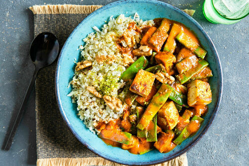 Pfannengerührte Bohnen und Tofu mit Chraime-Sauce auf Blumenkohlreis