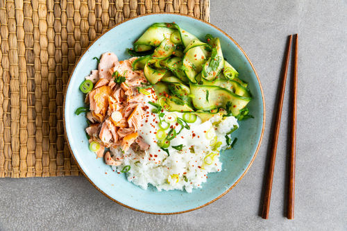 Räucherlachs mit Wasabi-Joghurt-Dip auf Sushireis mit Gurken-Limetten-Salat