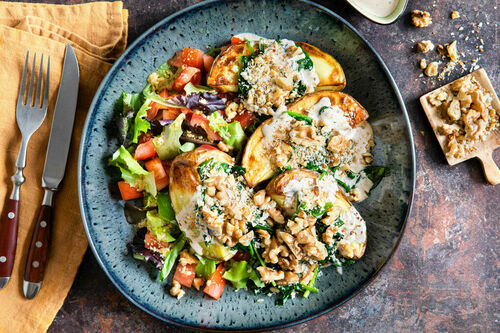 Kumpir mit Spinat und Walnusstopping dazu gemischter Salat