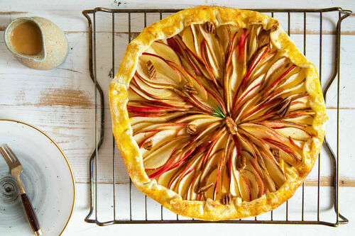 Special: Apfel-Birnen-Galette mit Rosmarin-Karamellsauce und Pekannüssen