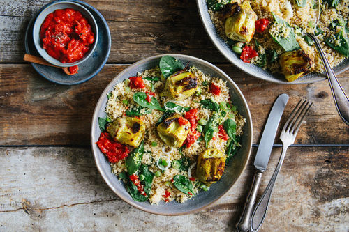 Geröstete Artischocken mit Bulgur und Paprika-Tomaten-Dip
