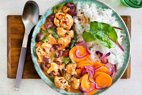 Rajma mit Blumenkohl und Babymangold dazu Reis und Essig-Gemüse