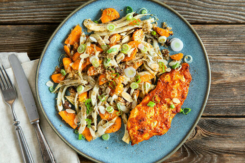 Harissa-Huhn mit Fenchel-Karotten-Salat serviert mit Vollkornquinoa und Mandeln