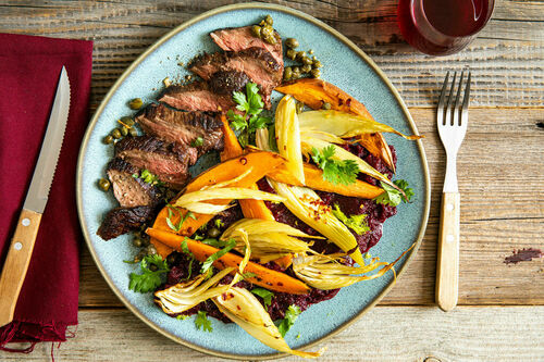 Rindersteak auf Rote-Bete-Püree mit gebackenem Gemüse und Kapern