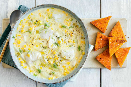 Chowder mit Kabeljau und frischem Mais dazu Toastecken mit Cajun-Gewürz