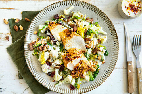 Piri-Piri-Hähnchen mit Blumenkohl mit gebratenem Salat und Rauchmandeln