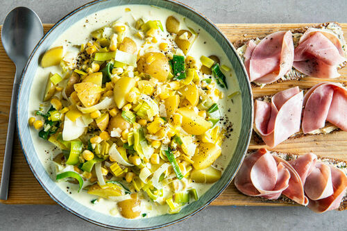 Maissuppe mit Kartoffeln und Lauch dazu Roggenbrot mit Schinken