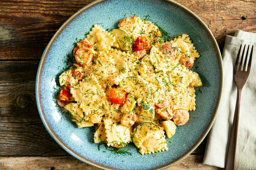 Ricotta-Ravioli mit Zucchini und Lauch in cremiger Sauce mit Tomaten und Dill
