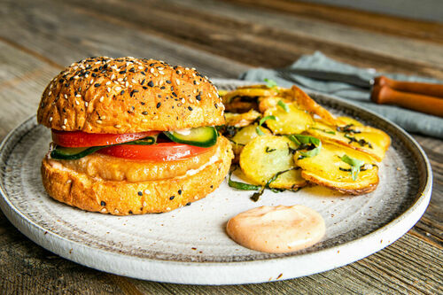 Chicken Burger vegan mit Ofenkartoffeln und Sriracha-Mayo