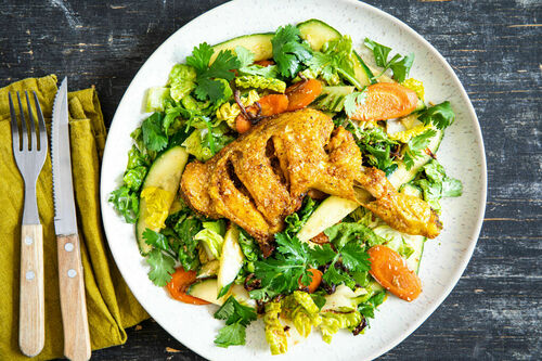 Krosse Curry-Hähnchenschenkel auf Thai-Salat mit Kokos-Limetten-Dressing