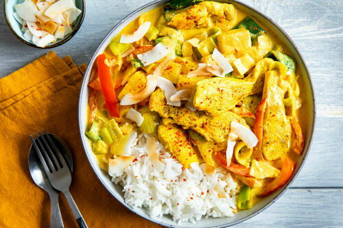 Indisches Curryhähnchen mit Ananas und Gemüse, dazu Reis